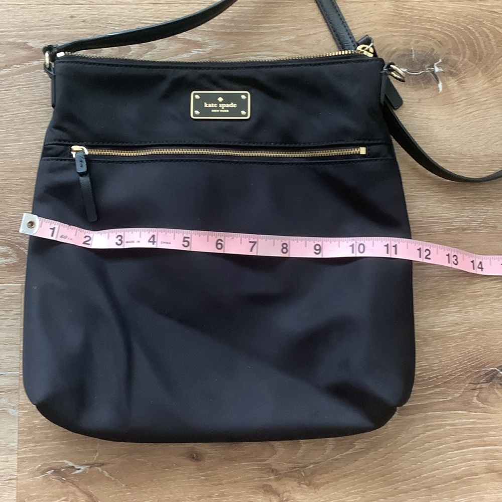 Kate spade crossbody. Good condition but strap is broken. Please see pics